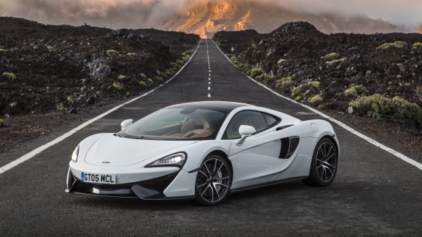 Mclaren 570gt White Side View Road Horizon wallpaper
