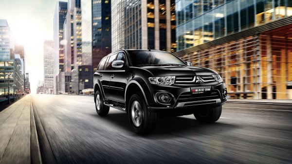 Mitsubishi Pajero Side View Black City Motion wallpaper