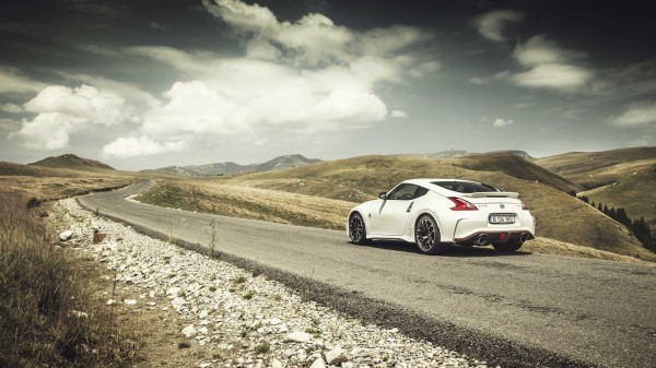 Nissan 370z Road White Side View wallpaper