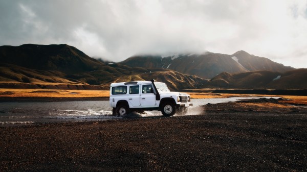 Suv Lake Trip wallpaper