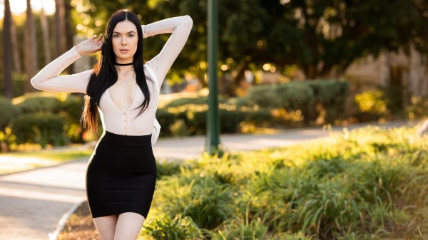 Black And White Dress Model Outdoors Cb Wallpaper