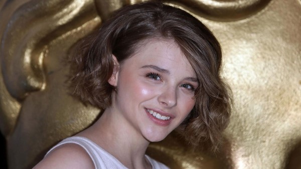 Smiling Chloe Grace Moretz Wallpaper