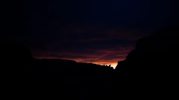 Twilight Mountains Outlines Wallpaper