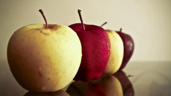 Apples Mirror Reflection Drop Wallpaper