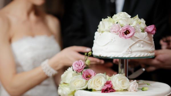 Cake Wedding Floors Blur Background Roses Wallpaper