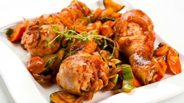 Chicken Legs Frying Vegetables Gravy Wallpaper
