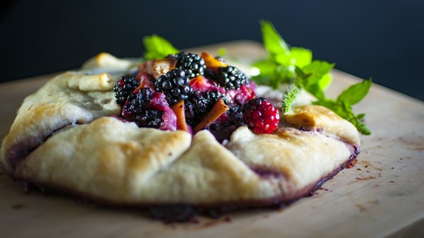 Seabiscuit Baking Blackberries Raspberries Berries Wallpaper