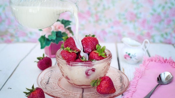 Strawberry Berries Milk Plate Wallpaper