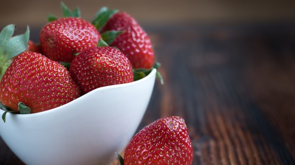 Strawberry Dish Ripe Berry Juicy Wallpaper