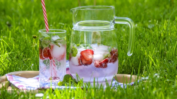 Strawberry Drink Fruit Tea Carafe Glass Drink Wallpaper