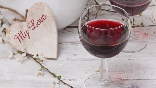 Table Glasses Wine Red Heart Wallpaper