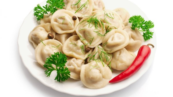 Tortellini Dish Pepper Parsley White Background Wallpaper