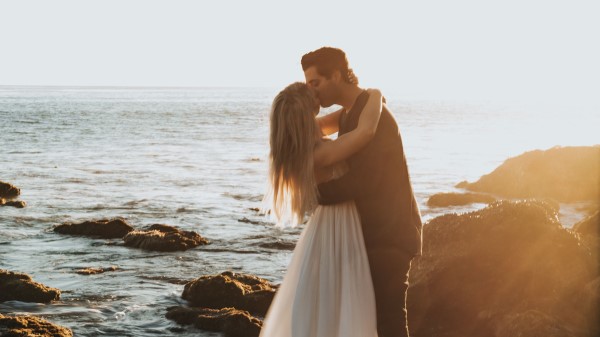 Couple Kiss Sunset wallpaper