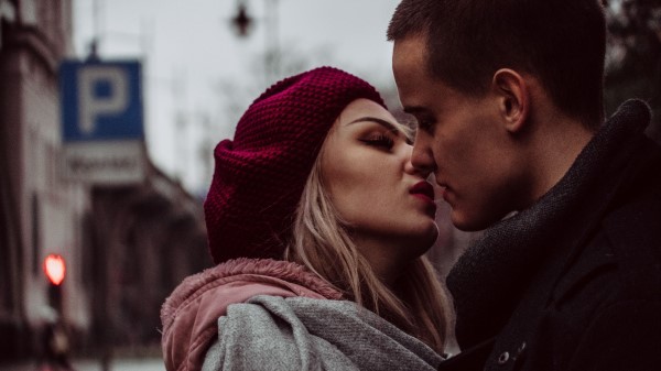 Couple Kiss Tenderness Wallpaper