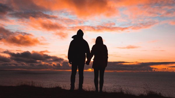 Couple Silhouettes Sunset Sky Wallpaper