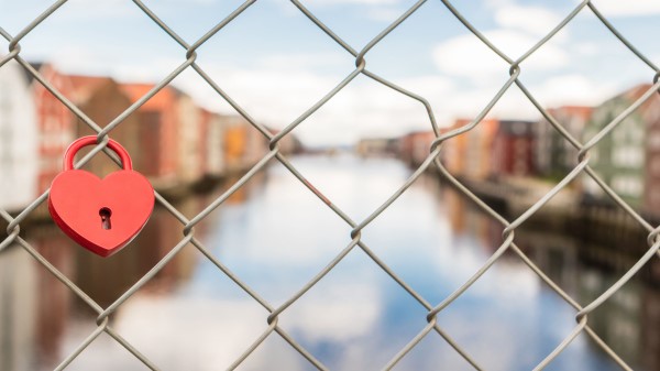 Lock Heart Mesh Blur Wallpaper