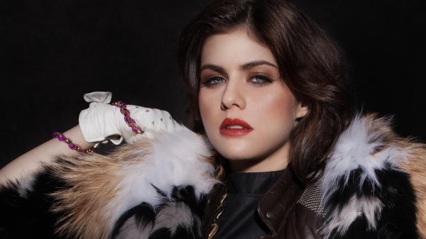 Alexandra Daddario 2019 R9 wallpaper