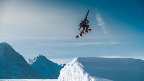 Snowboarder Snowboard Stunt Wallpaper