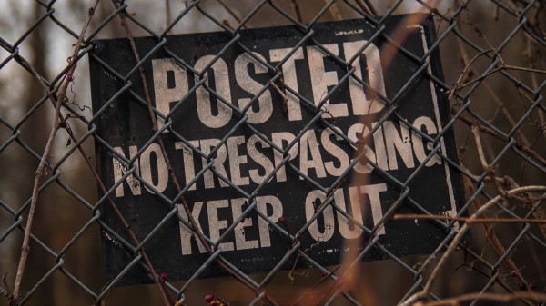 Plate Mesh Fence wallpaper